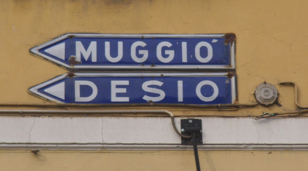 Vecchi cartelli stradali a Lissone.