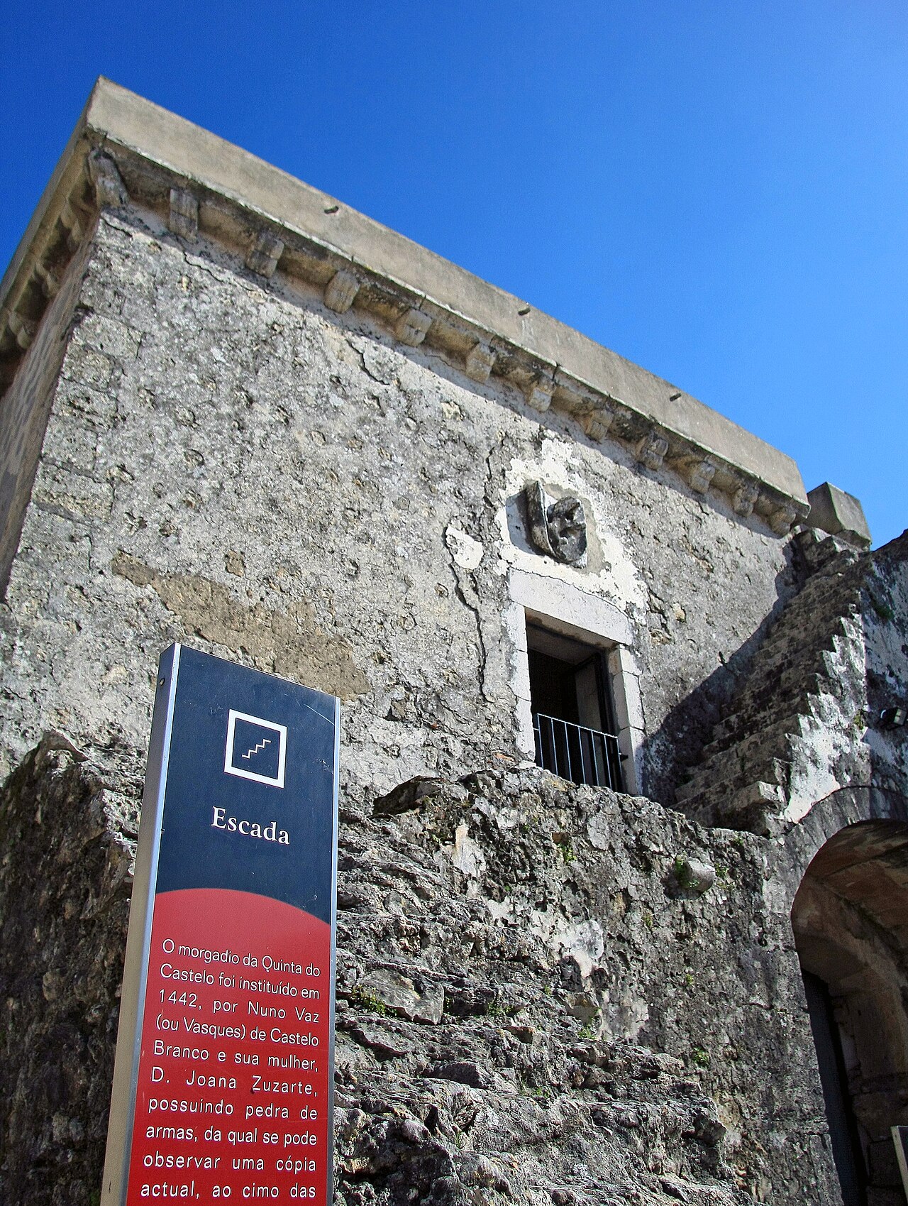O castelo de Pirescoxe tem as suas origens no século XV, mais precisamente no ano de 1442, altura em que Nuno Vasques de Castelo Branco e sua mulher, D. Joana Zuzarte, titulares do viscondado de Castelo Branco, instituíram um morgadio neste local, então uma quinta da família. Terá sido a partir dessa data que se edificou o actual conjunto monumental, que chegou até aos nossos dias sem grandes alterações na fisionomia exterior. Ele é, assim, um típico paço senhorial da nobreza portuguesa dos finais da Idade Média e tal estatuto está bem expresso na dualidade estética e funcional entre a imagem de força e de poder que os seus promotores pretendiam que o monumento transmitisse, e a comodidade de uma residência adaptada a uma cada vez mais exigente nobreza.
Apesar de desconhecermos, em grande parte, a estrutura interna do conjunto, possuímos ainda suficientes elementos do plano original que ajudam a caracterizá-lo no contexto das casas nobres senhoriais quatrocentistas. Planimetricamente, existiu uma deliberada busca pela simetria e racionalidade, visível na planta quadrangular da sua estrutura geral, apenas interrompida por um anacrónico prolongamento da torre e muralha que delimitam o conjunto pelo lado esquerdo. A imagem militar (veiculadora da tal sensação de poder tão característica da arquitectura civil nobre de finais da Idade Média) é a primeira característica fundamental a retirar do imóvel. Três torres quadrangulares, de apenas dois andares, reforçam a muralha que corre a toda a volta do conjunto, uniformemente rematada por ameias, sendo as torres flanqueadas por matacães sobre modilhões.
Interiormente, porém, a imagem de castelo ameniza-se e a organização dos espaços obedecia a critérios mais funcionais. Assim, o centro do conjunto funcionava como pátio, a partir do qual se acedia às várias áreas. Para o lado da fachada principal localizava-se o corpo residencial, onde ainda existe a grande chaminé do salão nobre, ligado lateralmente a dois outros corpos onde existiam quartos, áreas de apoio e a capela (de que ainda restavam importantes vestígios em 1939, como o espaço e a abóbada originais). Para as traseiras estavam reservadas as dependências domésticas e destinadas à criadagem, como cozinhas, arrecadações e demais espaços de armazenagem e funcionamento do paço.
Esta descrição sumária revela bem o carácter racional do conjunto, mas a verdade é que estamos perante uma obra secundária e relativamente modesta no quadro da actividade construtiva civil da poderosa nobreza quatrocentista. Ao contrário dos paços reais de Leiria, ou dos senhoriais de Barcelos, por exemplo, estamos diante de um monumento algo atarracado, com muralhas e torres baixas, e detentor de uma preocupação racional não totalmente conseguida, uma vez que as torres não estão simetricamente dispostas entre si nem em relação com o conjunto.
Parcialmente adulterado ao que tudo indica no século XVII, altura em que se terão reformulado parcelas importantes do interior, com vista a uma actualização funcional do espaço, o século seguinte trouxe a ausência de vida ao monumento, uma vez que D. Pedro Castelo Branco, capitão da Guarda do Príncipe D. Teodósio, um dos filhos de D. João V, foi o último da linhagem dos Castelo Branco e derradeiro proprietário do paço.
Praticamente em ruínas até aos finais do século XX, coube à Câmara Municipal de Loures definir um ambicioso projecto de revitalização do conjunto. A adaptação a espaço cultural, com auditório, galeria municipal e cafetaria, entre outros espaços e valências, foi precedida por uma intervenção arqueológica, que logrou identificar uma série de alterações ao edifício original, a maior parte das quais destruída pela posterior obra de reconversão, mas não revelou estratos de povoamento anterior ao século XV.
A tradição local afirma que se oculta, nas caves do castelo, o tesouro de D. Sebastião (1568-1578), afirmando-se ainda que a última proprietária do imóvel mudou-se por não suportar mais ser incomodada, durante a noite, por curiosos em busca dessa riqueza. António Godinho, um historiador local, afirma que pode haver um fundo de verdade na lenda, uma vez que um dos antigos proprietários do castelo acompanhou aquele soberano na fatídica batalha de Alcácer Quibir. <a href="http://carvalhadas-on-line.blogspot.com/2008/08/castelo-de-pirescoxe.html" rel="nofollow">carvalhadas-on-line.blogspot.com/2008/08/castelo-de-pires...</a>

<a href="http://loc.alize.us/#/flickr:6368564921" rel="nofollow">See where this picture was taken.</a> <a href="https://www.flickr.com/groups/geotagging/discuss/72157594165549916/">[?]</a>