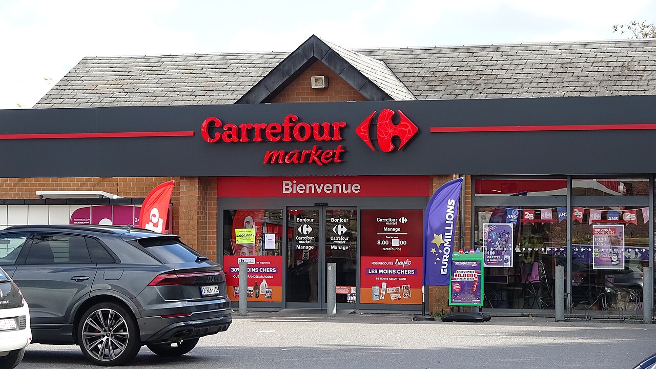 Entrée du magasin Carrefour Market à Manage (Belgique)