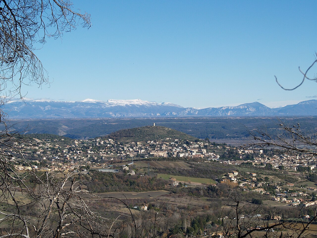 Vue générale de Manosque côté nord, vu de l'ouest. Les Alpes et le Parc naturel Verdon sont à l'horizon.