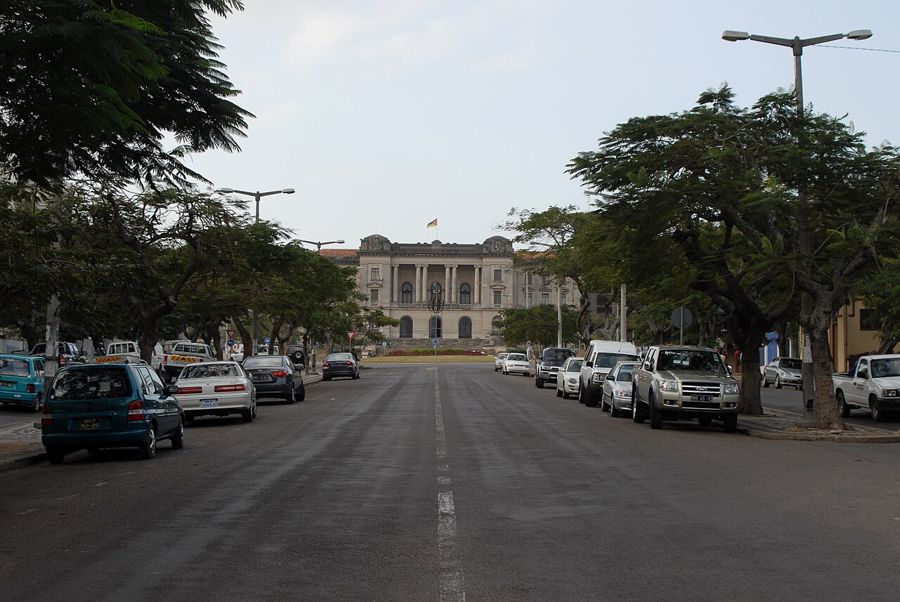Avenida Samora Machel towards Maputo Town Hall