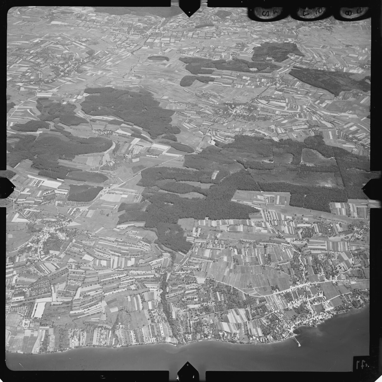 Oblique aerial photograph (oblique) by swisstopo, Deutsches Bodenseeufer: Hagnau, dahinter rechts: Weingarten (D). Area shown: Markdorf, Germany.