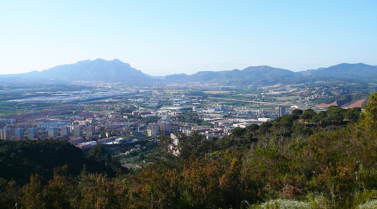 Nord del Baix Llobregat, amb Montserrat al fons i Martorell en primer terme, des de la serra de l'Ataix (Martorell)