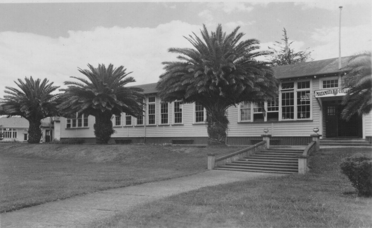 Black and white photo of the buildings of Matamata College (Matamata, New Zealand). Image from a 1950s postcard