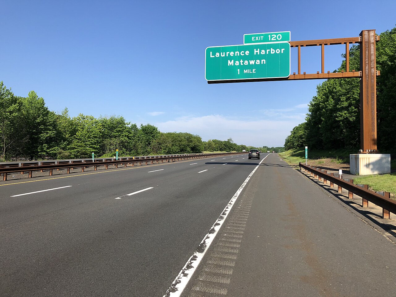 View north along New Jersey State Route 444 (Garden State Parkway) south of Exit 120 (Laurence Harbor, Matawan) on the border of Aberdeen Township and Matawan in Monmouth County, New Jersey