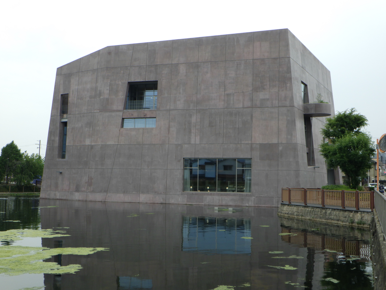 大阪府松原市にある松原市民図書館の読書の森（松原図書館）