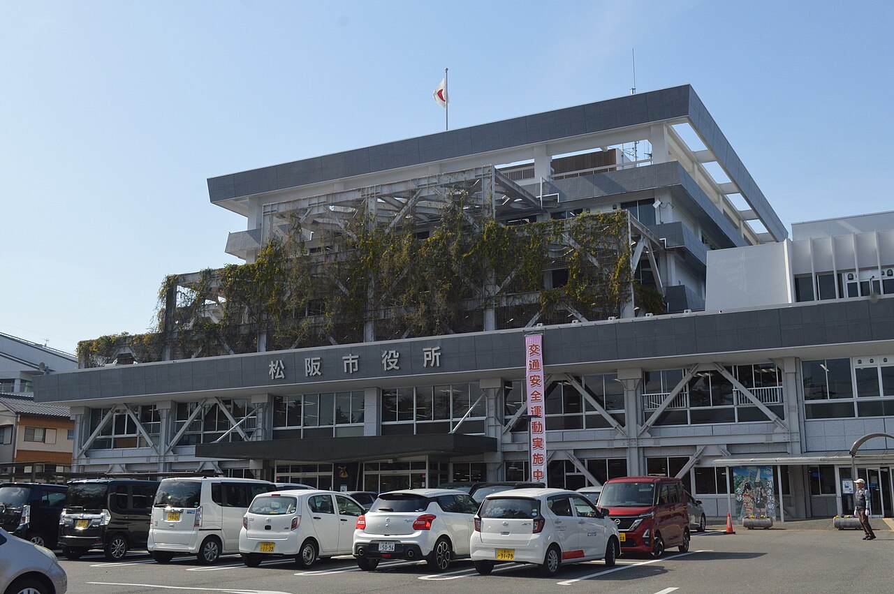 三重県松阪市殿町1340-1にある松阪市役所。