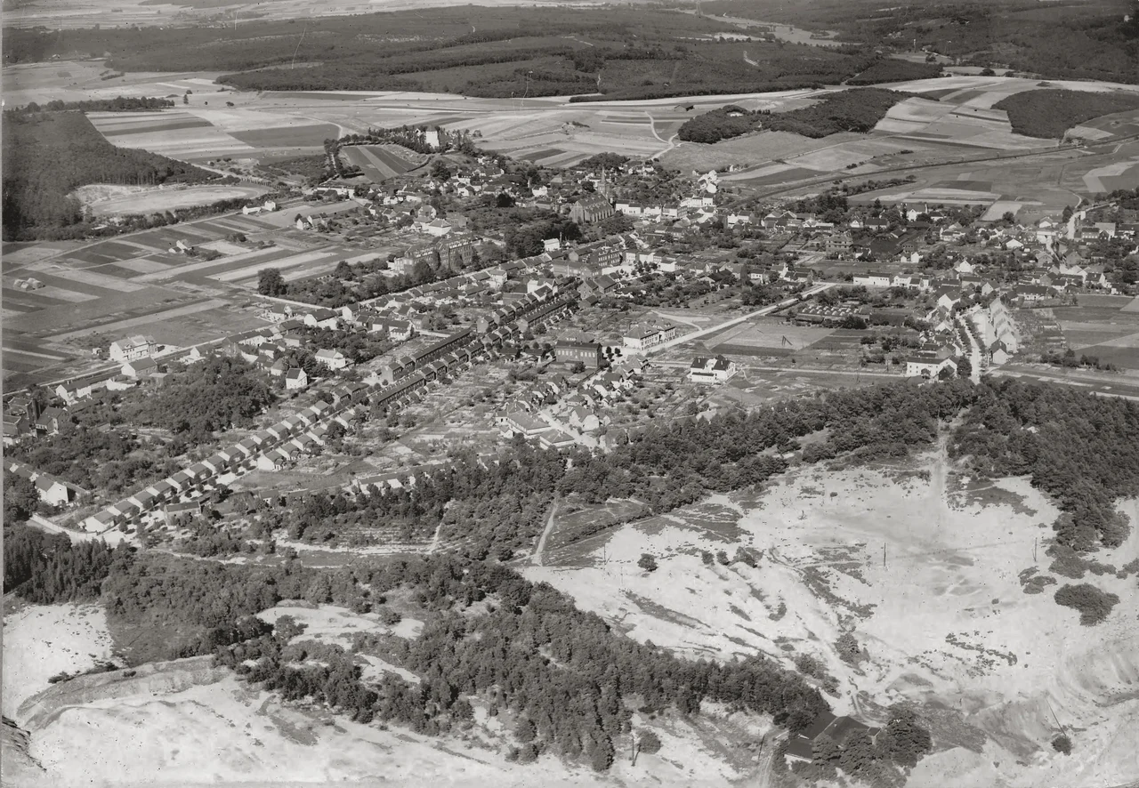 Mechernich, Gesamtansicht im August 1930. Vorn Halden des Bleibergwerks.