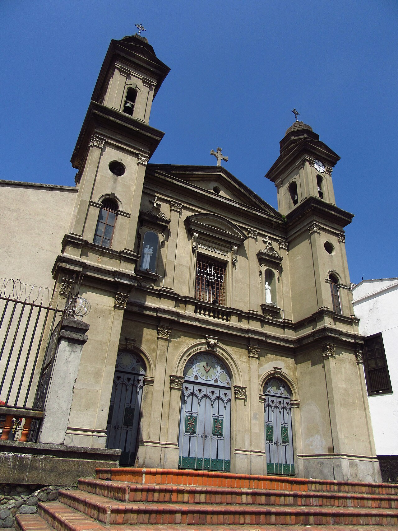 La iglesia de San Antonio es un templo religioso de culto católico bajo la advocación de san Antonio de Padua en la ciudad de Medellín, Colombia.