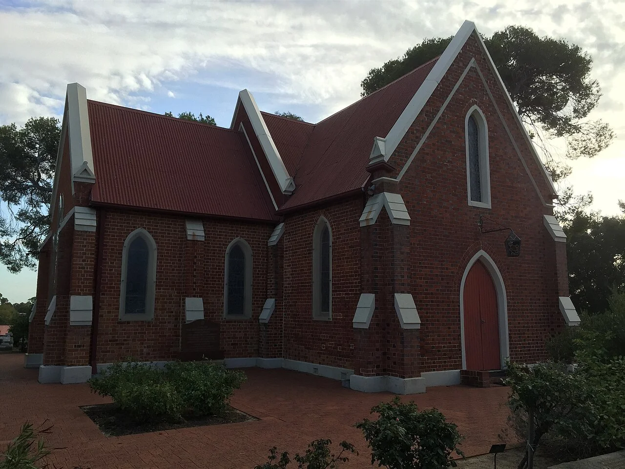 Photo of Middle Swan