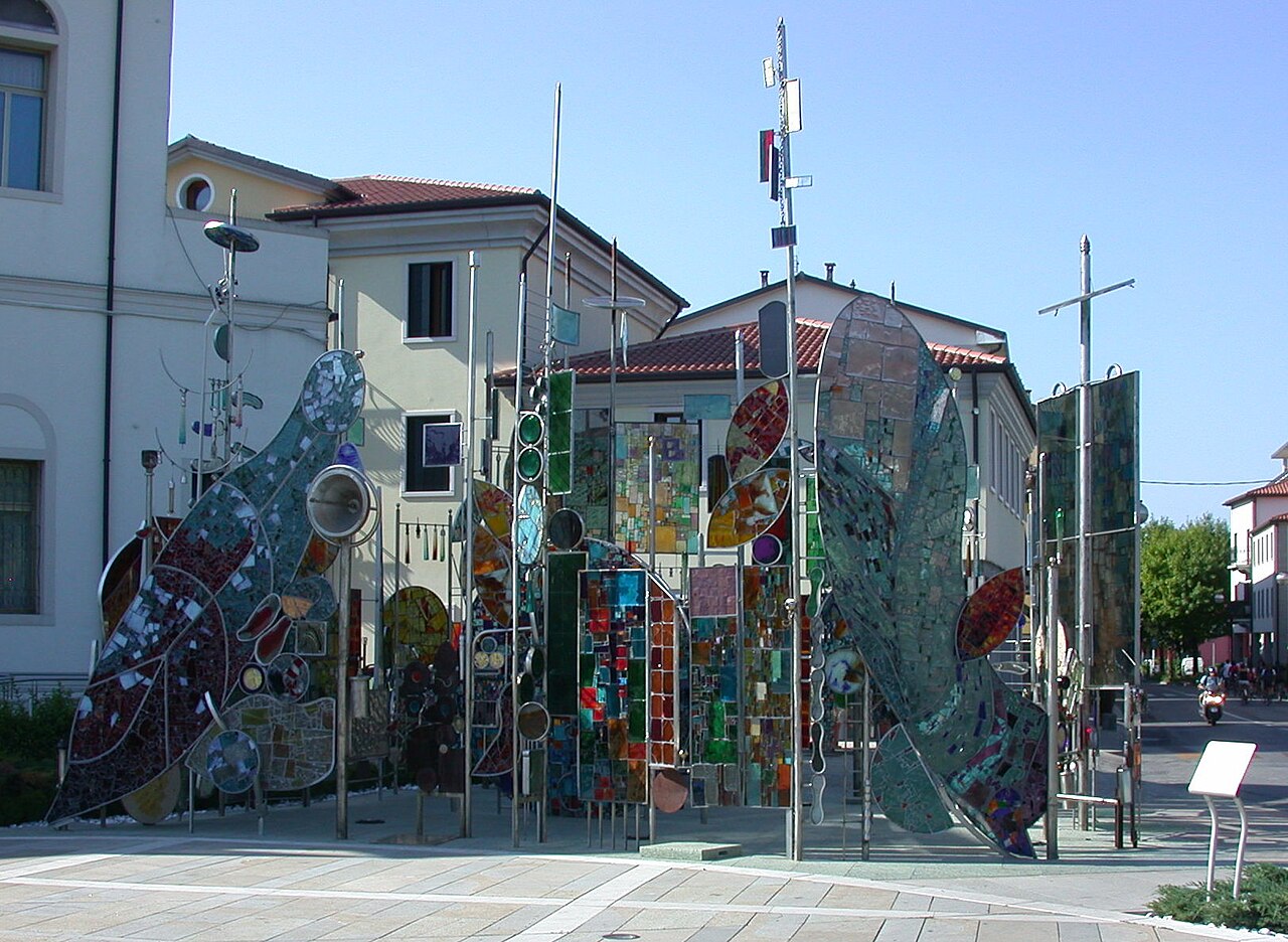 La Piazza Roma die Montegrotto Terme con gli alberi metallici