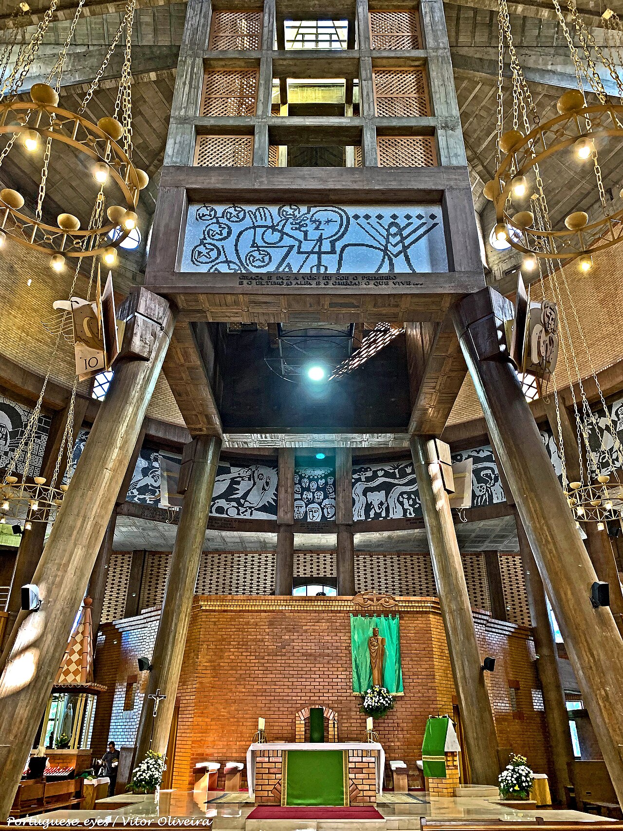 A Igreja Matriz Paroquial do Cristo-Rei da Portela, foi sendo construída, a partir de meados dos anos 70, graças a várias doações beneméritas, destinando-se a servir de templo católico à nascente (e crescente) urbanização da Portela, constituída oficialmente freguesia em 4 de Outubro de 1985 pelo desmembramento das freguesias de Sacavém e Moscavide. A Igreja viria a ser inaugurada em meados dos anos 90, tornado-se matriz da paróquia portelense.
Tem por orago Cristo-Rei, retirado do vizinho Seminário Maior do Cristo-Rei dos Olivais, que dista cerca de cem metros da Igreja.
É conhecida pelo seu estilo arquitectónico singular, em linhas bastante modernas e arrojadas, tanto no interior como no exterior, causando grande impressão visual a quem a visita (arquitecto: Luiz Cunha).
A imagem de Cristo Rei do Universo, que ocupa um lugar de destaque no presbitério, é de autoria da escultora Eloísa Nadal Byrne; os painéis de mosaico (representando a História da Salvação) e as esculturas em mármore com os símbolos dos quatro evangelistas foram desenhados pelo arquitecto Luiz Cunha, tal como a tapeçaria da zona presbiteral; o painel do baptistério foi criado por Emília Nadal.
Estão colocados à veneração dos fiéis as imagens de quatro Santos portugueses que testemunharam uma forma especial de vivência da fé cristã: Santo António de Lisboa, Santa Isabel de Portugal, São João de Deus e São João de Brito. Na pequena capela onde se encontra a imagem de Nossa Senhora de Fátima, foram recentemente colocadas as imagens dos Pastorinhos (Jacinta e Francisco), beatificados em Maio de 2000 por S.S. o Papa João Paulo II. <a href="https://pt.wikipedia.org/wiki/Igreja_do_Cristo-Rei_da_Portela_de_Sacav%c3%a9m" rel="noreferrer nofollow">pt.wikipedia.org/wiki/Igreja_do_Cristo-Rei_da_Portela_de_...</a>