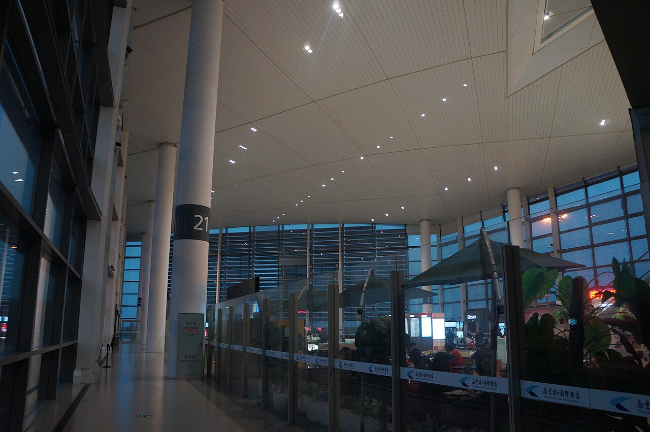 201712 End of a Concourse  of NKG T2 which the flow of departure and arrival is merged.