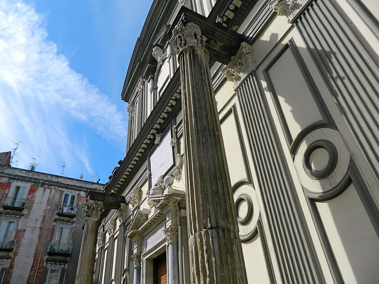 San Paolo Maggiore (particolare facciata) - Napoli. Capitello corinzio di spoglio dal Tempio dei Dioscuri.