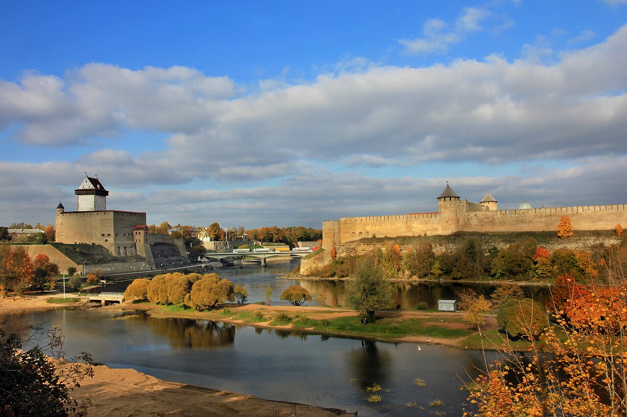 Narva River flows between Hermann Castle and the Ivangorod Fortress