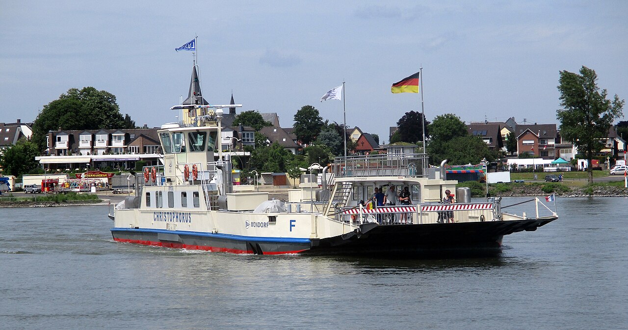 Fährschiff Christophorus bei vorübergehendem Einsatz auf der Rheinfähre Mondorf–Graurheindorf: Ansicht vom Estermannufer in Graurheindorf; im Hintergrund Mondorf