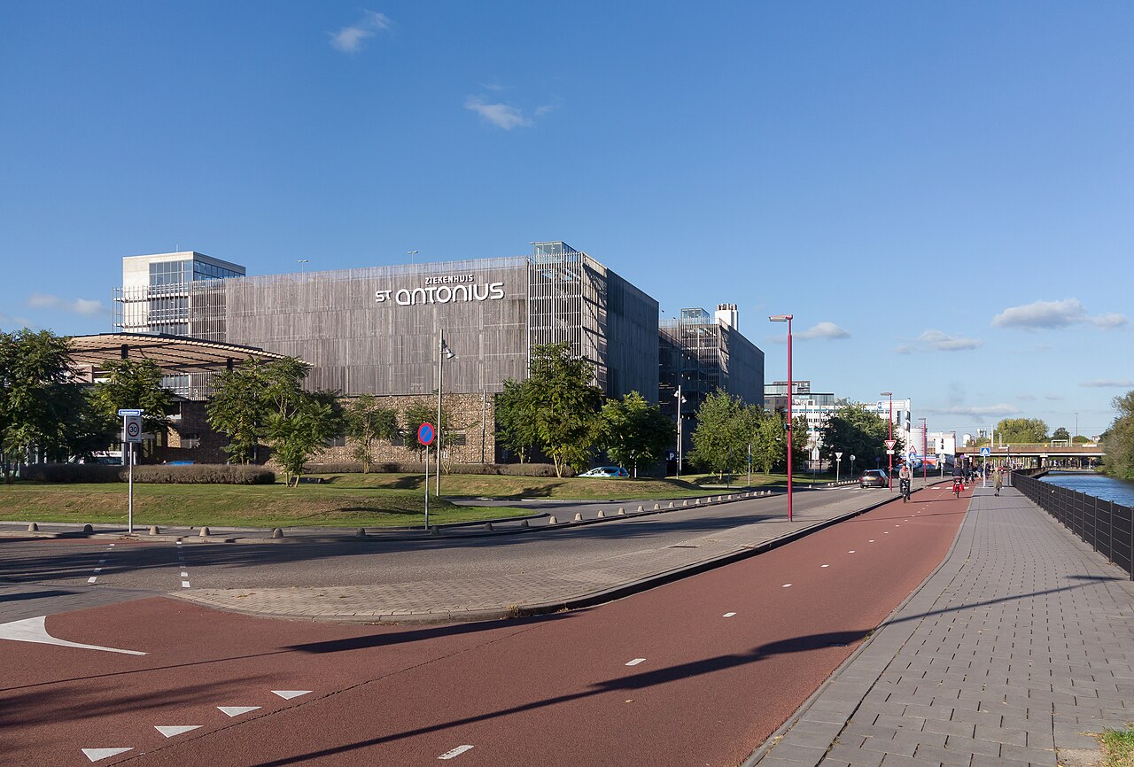 Nieuwegein, cycle track near hospital (het Sint Antonius-ziekenhuis)