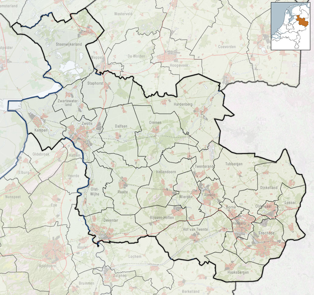 Referentiekaart van Provincie Overijssel, met indeling van gemeenten (2010) en impressie van het landschap.
Door Jan-Willem van Aalst, samengesteld uit publiek beschikbare geo-data:

Referentie-ondergrond (kustlijn, steden, wegen) gerasterd uit de OpenStreet Map OSM. (http://www.openstreetmap.org/index.html) Inhoud is beschikbaar onder de Creative Commons Attribution-ShareAlike 3.0 license.
Referentie-ondergrond op water bewerkt vanuit http://satfoto.geoserve.nl/false-nl/index.html. Gebruik is vrij met bronvermelding NLR en ESA.
Vectorgrenzen van gemeenten en regio's vrij ter beschikking gesteld met dank aan cartografen van brandweerregio's Hollands-Midden en IJsselland; gerasterd in Photoshop.
Hoogte-aanduidingen (reliëf) gerasterd uit de AHN Viewer (http://www.ahn.nl/kaart/); gebruik is vrij met bronvermelding (c) AHN, www.ahn.nl;
Overige kenmerken op de kaart: eigen tekenwerk van Jan-Willem van Aalst, op basis van gerasterde gemeentegrenzen.