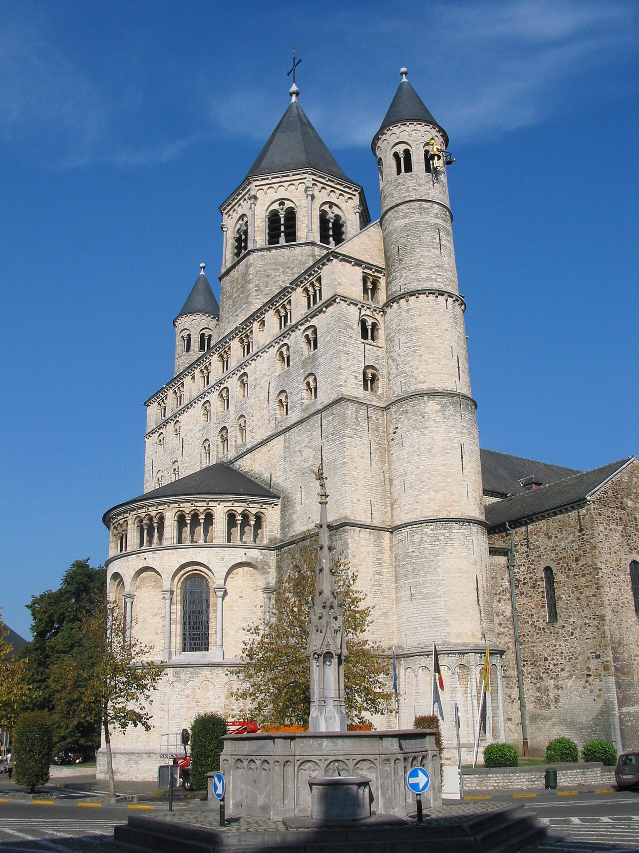 Nivelles (Belgium), the St. Gertrude Collegiate church (XI/XIIIth century), her restored fore-part (XXth century) and the replica of the Perron fountain (1922).