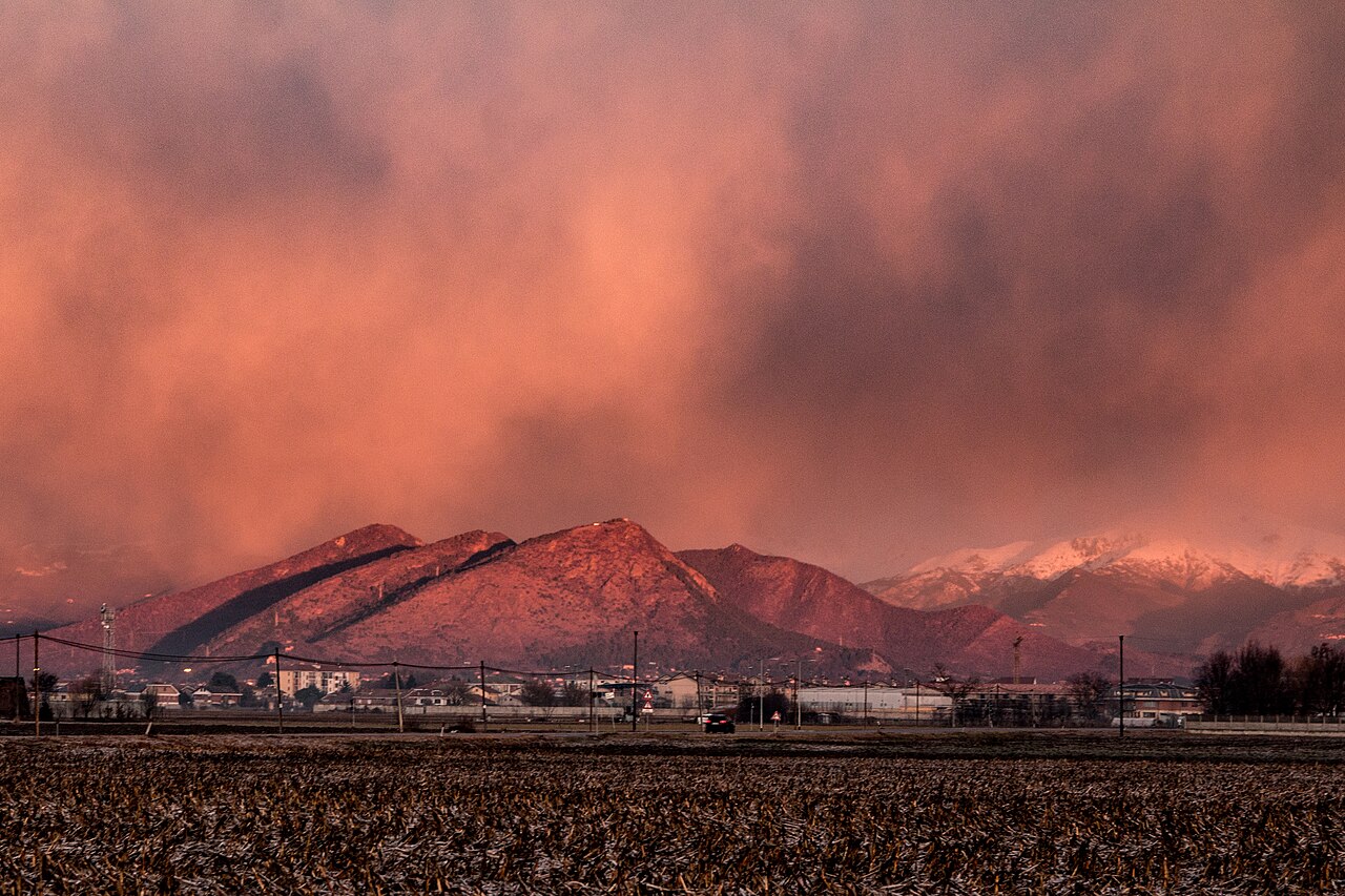 Panorama nonese con alba sul monte San Giorgio
