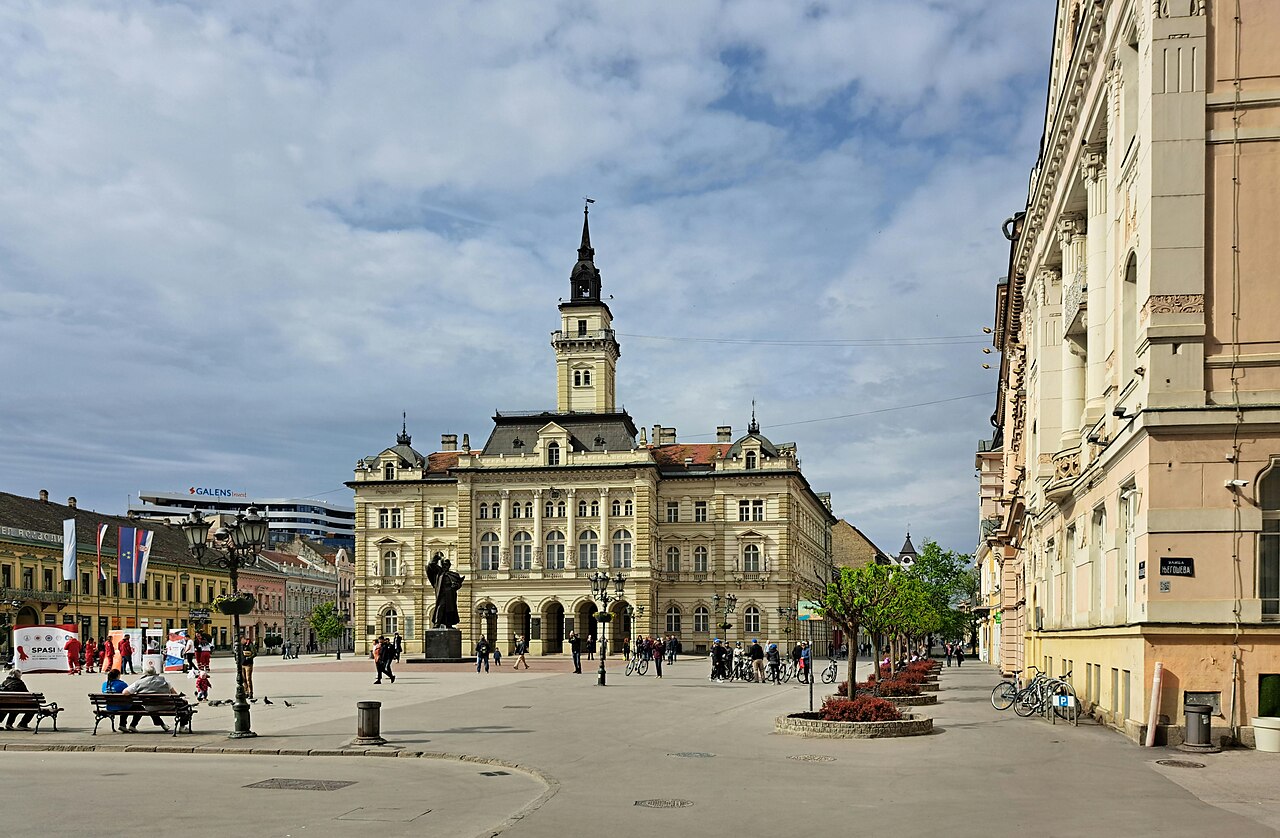 Novi Sad ist die zweitgrößte Stadt in Serbien, die Hauptstadt der Vojvodina und administratives Zentrum des Okrugs Južna Bačka. Die Universitätsstadt besteht aus den Stadtteilen Novi Sad nördlich der Donau und Petrovaradin am Fuße der gleichnamigen Festung südlich der Donau.