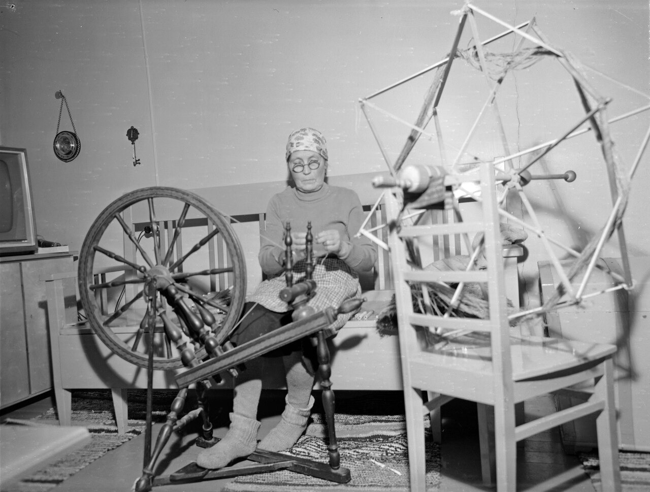 A woman spinning in Ojakkala on November 25th 1963.