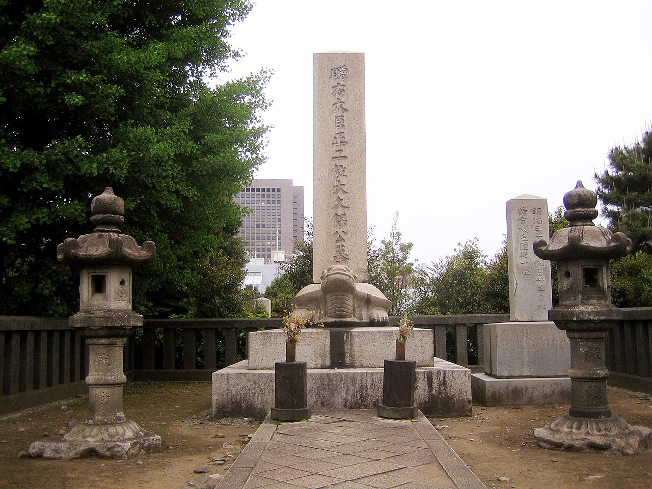 The grave of Toshimichi Okubo (大久保 利通 Ōkubo Toshimichi), in　the Aoyama Cemetery (青山霊園 Aoyama Reien : Minato, Tokyo|Minato, Tokyo, Japan)