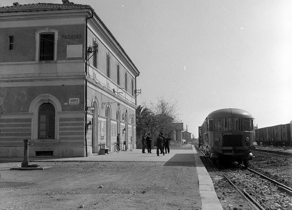 Automotrice FS ALn 56 ferma nella Stazione di Pachino intorno al 1937