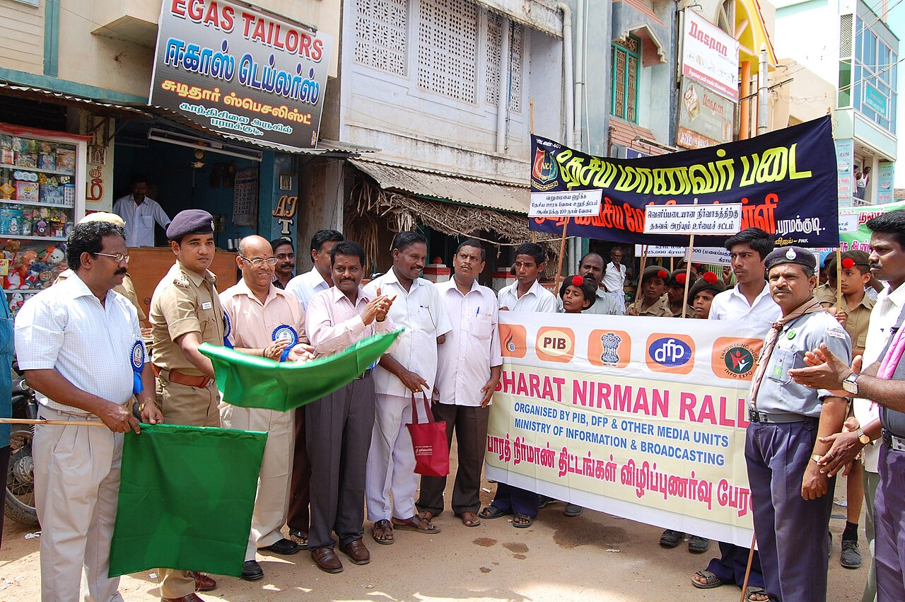 The IPS, Asst Superintendent of Police, Paramakudi, Shri Praveesh Kumar flagging off a Students' Rally in ahead of  launching of three day Bharat Nirman Public Information Campaign, at Paramakudi in Ramanathapuram District of Tamil Nadu on August 07, 2010.