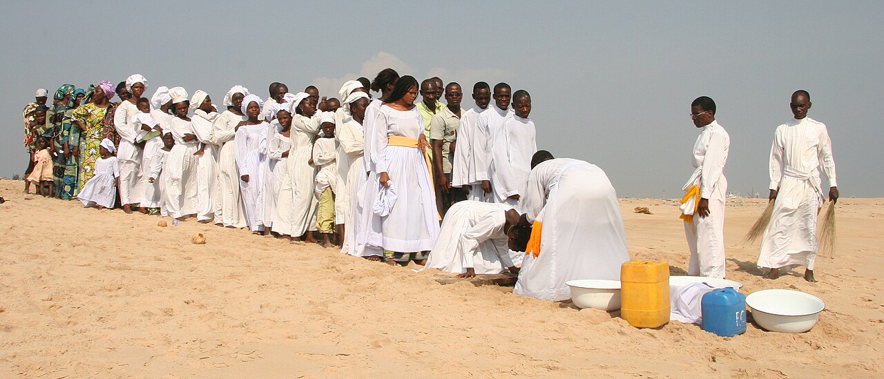 `L’église du Christianisme Céleste´ is a religion which started in Bénin in the middle of the past century by Samuel Joseph Biléou Oschoffa, a Béninois who had a revelation from God. The religion is based on Christianity, but there are some differences in presentation. All christians have a white dress (la soutane) and should be bare feet when wearing the dress.