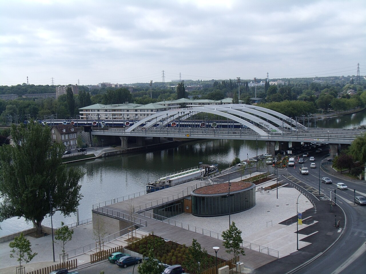 The six tracks railway bridge over Oise river between Pontoise and Saint-Ouen-l'Aumone