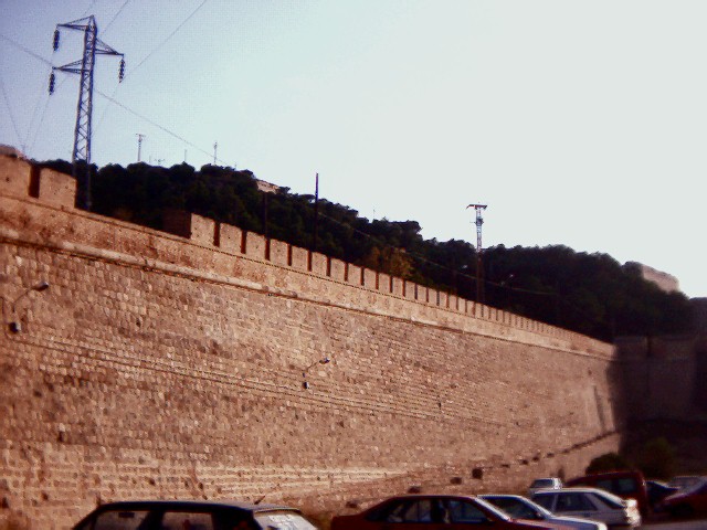 Cartagena. Muralla de Carlos III. Único tramo con almenas originales. Tramo junto a la rambla de Benipila.