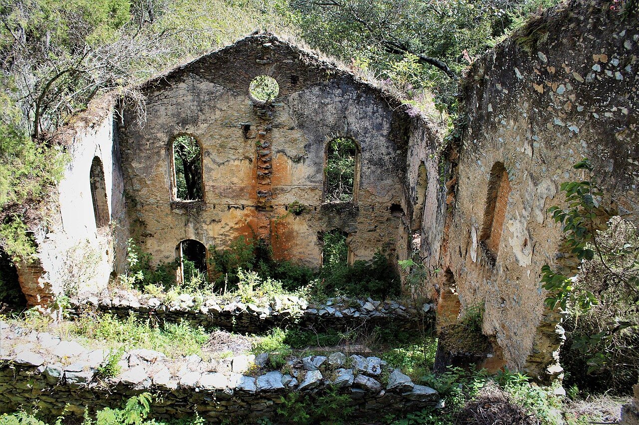 Aprovechando en caudal del rio del alacrán, en un estrecho barranco se construyó una de las ultimas haciendas mineras en Zacualpan, fue a finales del siglo XIX que se ordenó su construcción, esto quiere decir que no se trata de una estructura virreinal, pues justo su construcción corresponde a los tiempos del porfiriato, es decir se trata de una construcción minera industrial del México Independiente. Entre sus características es preciso destacar que tiene un grado de conservación bueno y que su entorno natural hace de este sitio un excelente ejemplo de la coexistencia del patrimonio cultural y el natural.
En la parte frontal de la casona se encuentra una placa que a la letra dice: “HACIENDA EL PROGRESO establecida por iniciativa del general Carlos Pacheco bajo la dirección del yngeniero de minas ANDRES ALDASORO. Se principió en septiembre de 1886. Se inauguró y comenzó a beneficiar el 23 de agosto de 1887.”
