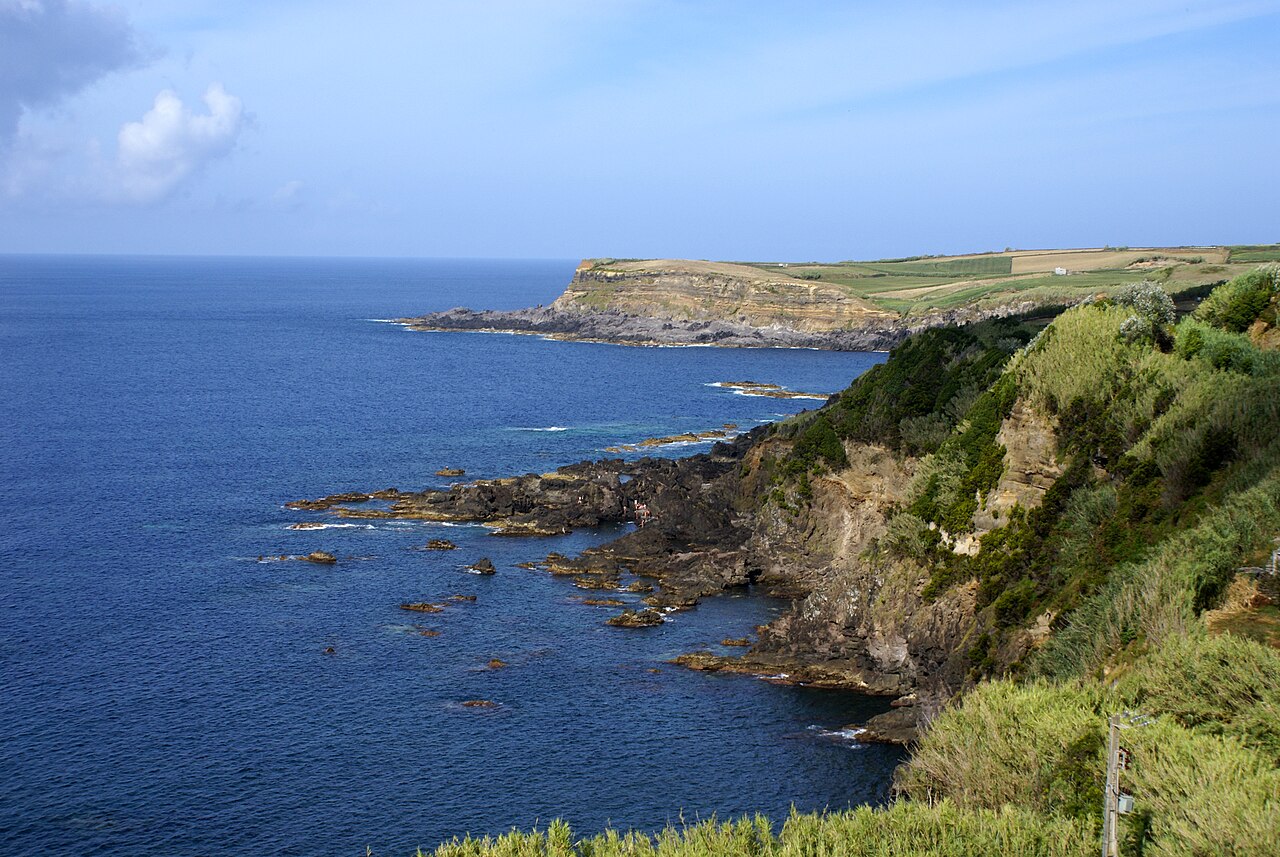 Costa norte da ilha Terceira, vista do Miradouro dos Moinhos, Quatro Ribeiras, Praia da Vitória, ilha Terceira, Açores