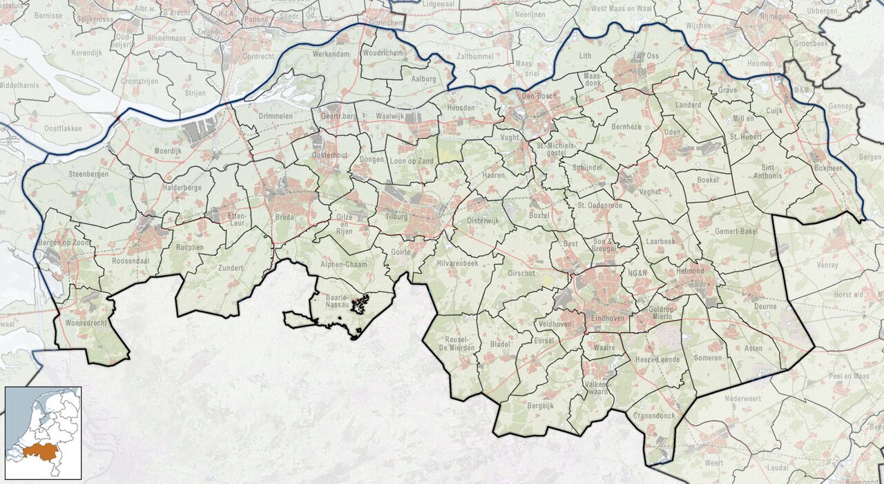 Referentiekaart van Provincie Noord-Brabant, met indeling van gemeenten (2010) en impressie van het landschap.
Door Jan-Willem van Aalst, samengesteld uit publiek beschikbare geo-data:

Referentie-ondergrond (kustlijn, steden, wegen) gerasterd uit de OpenStreet Map OSM. (http://www.openstreetmap.org/index.html) Inhoud is beschikbaar onder de Creative Commons Attribution-ShareAlike 3.0 license.
Referentie-ondergrond op water bewerkt vanuit http://satfoto.geoserve.nl/false-nl/index.html. Gebruik is vrij met bronvermelding NLR en ESA.
Vectorgrenzen van gemeenten en regio's vrij ter beschikking gesteld met dank aan cartografen van brandweerregio's Hollands-Midden en IJsselland; gerasterd in Photoshop.
Hoogte-aanduidingen (reliëf) gerasterd uit de AHN Viewer (http://www.ahn.nl/kaart/); gebruik is vrij met bronvermelding (c) AHN, www.ahn.nl;
Overige kenmerken op de kaart: eigen tekenwerk van Jan-Willem van Aalst, op basis van gerasterde gemeentegrenzen.