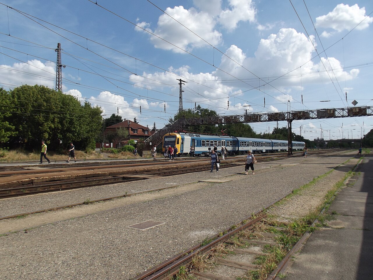 Trein in Rákospalota-Újpest station en voetgangersbrug.