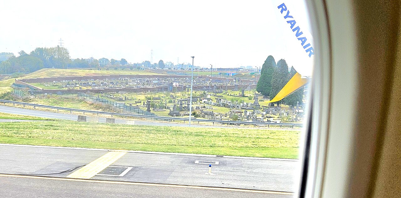 Cimetière de Ransart-Centre depuis la piste de l'aéroport de Charleroi