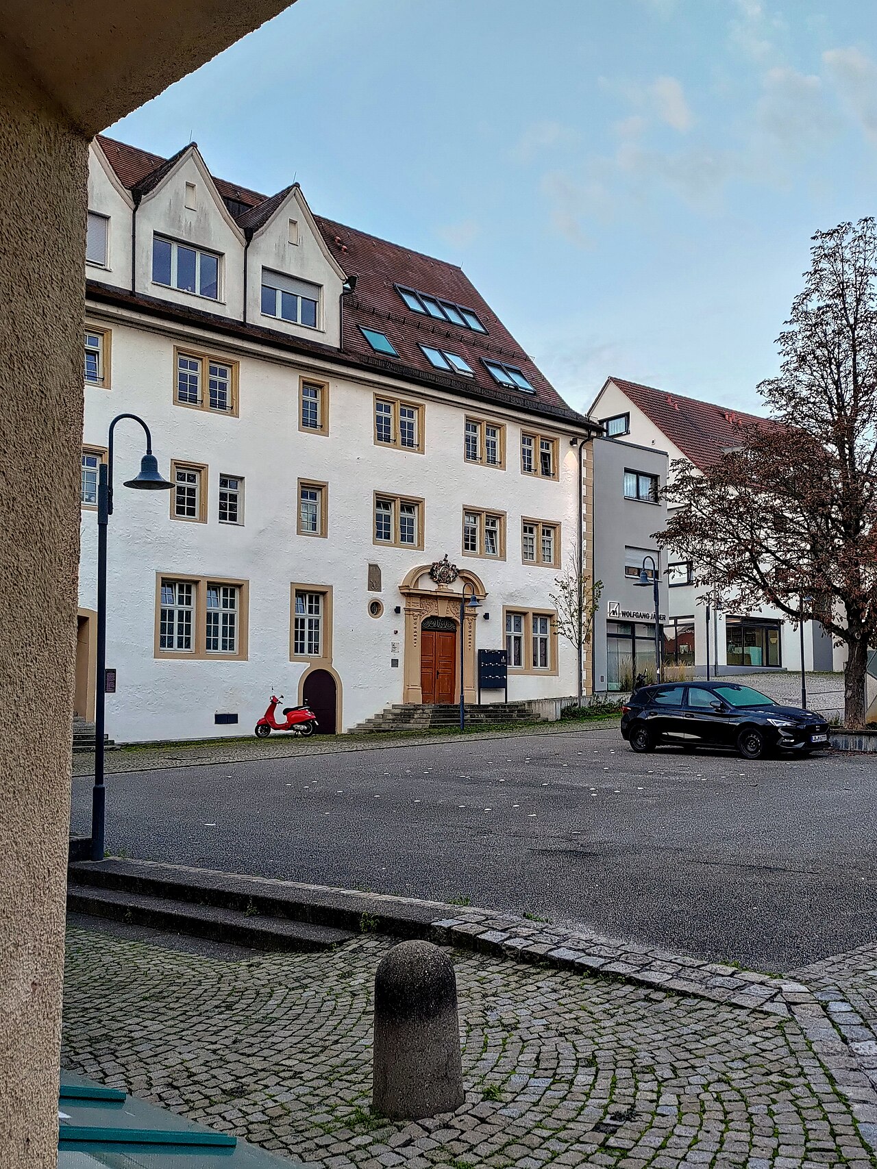 Blick vom Zugang zum Aldinger Schlosshof über den Hof hinweg zum Portal des Schlosses