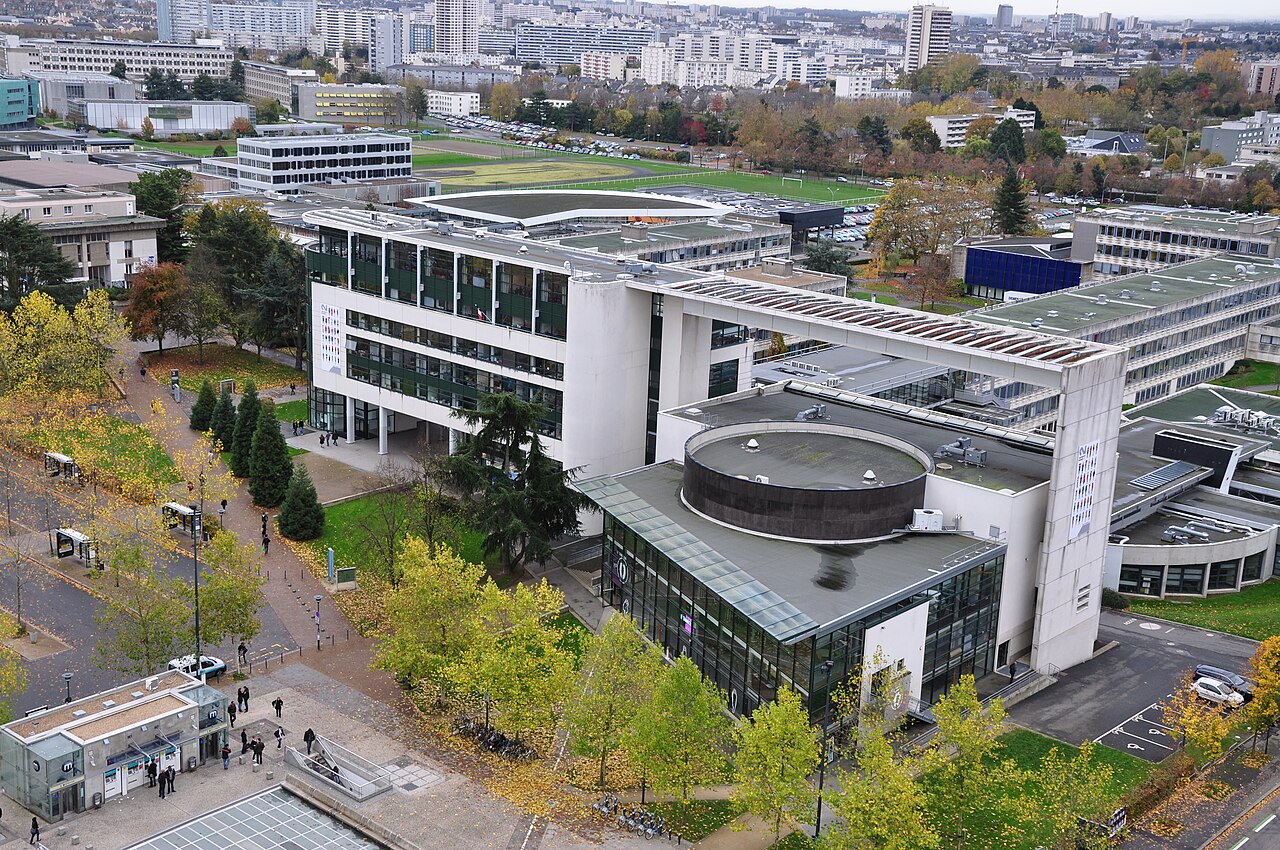 Campus de Villejean depuis le cours Kennedy, Rennes.