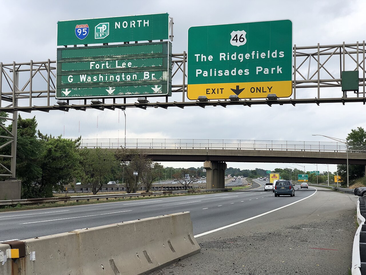 View north along Interstate 95 (New Jersey Turnpike) at the exit for U.S. Route 46 (The Ridgefields, Palisades Park) in Ridgefield Park, Bergen County, New Jersey