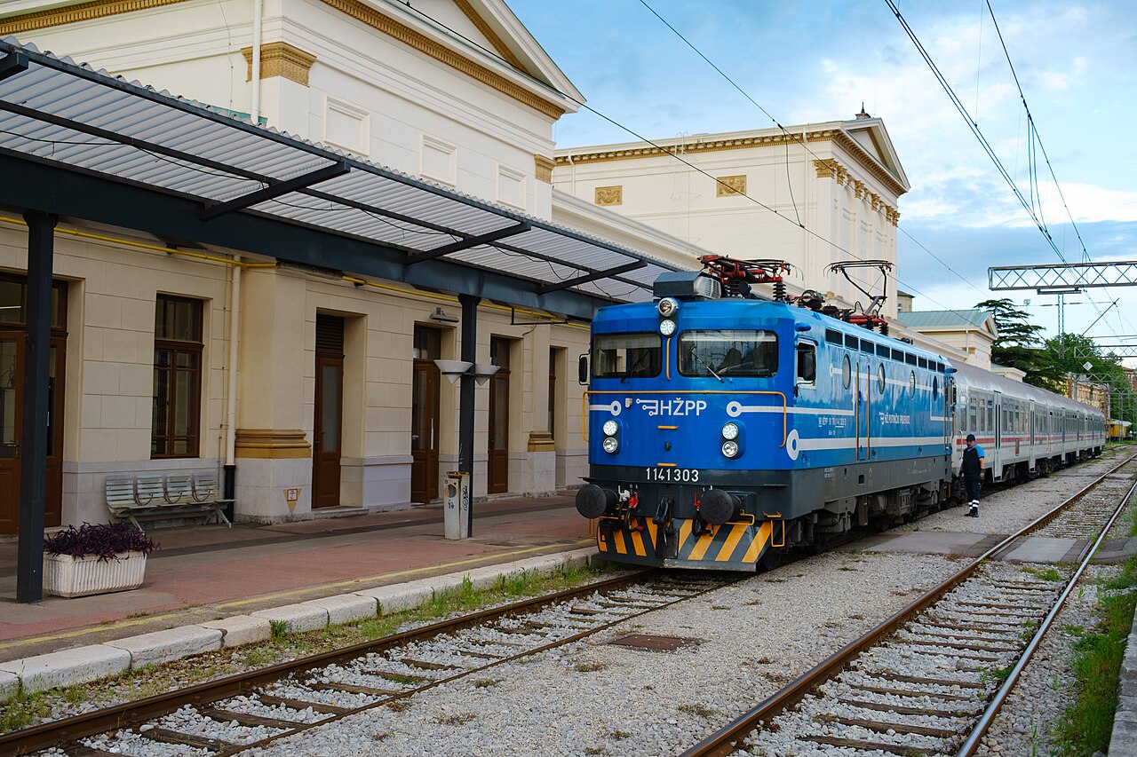 Die kroatische Lok der Reihe 1141, eingestellt bei der HZPP, steht mit ihrem Regionalzug R 4810 am Bahnsteig im Bahnhof Rijeka zur Abfahrt bereit in Richtung Permani.