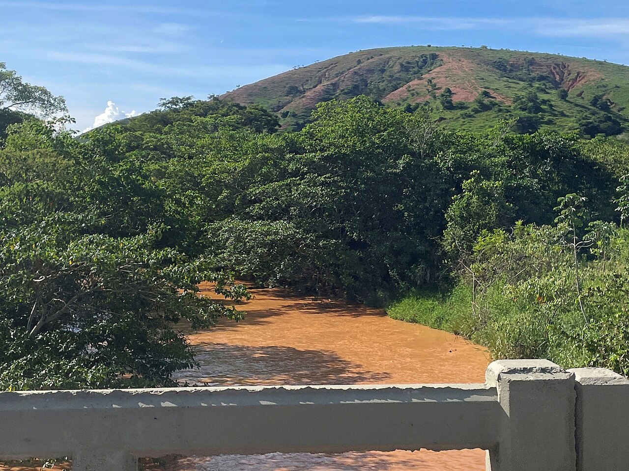 Suaçuí Pequeno in Governador Valadares, Minas Gerais, Brazil, seen from a bridge on BR-381.