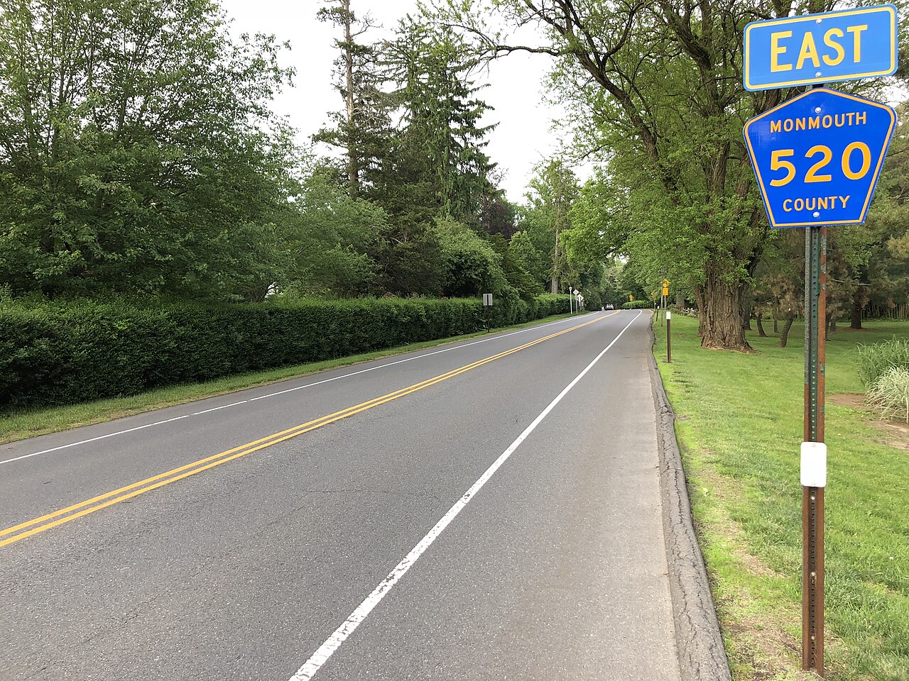 View east along Monmouth County Route 520 (Rumson Road) at Buena Vista Avenue in Rumson, Monmouth County, New Jersey