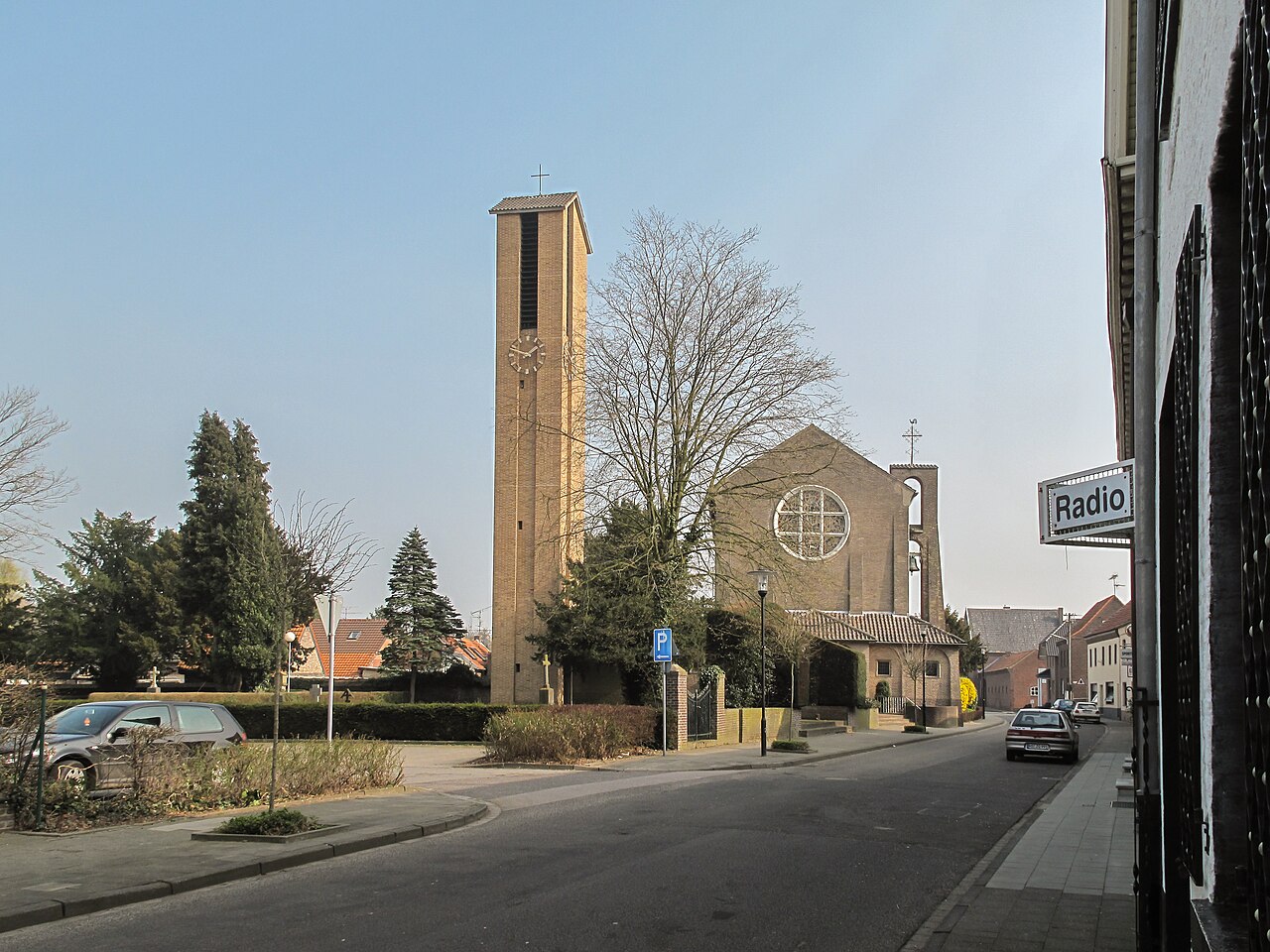 Höngen, church in the street