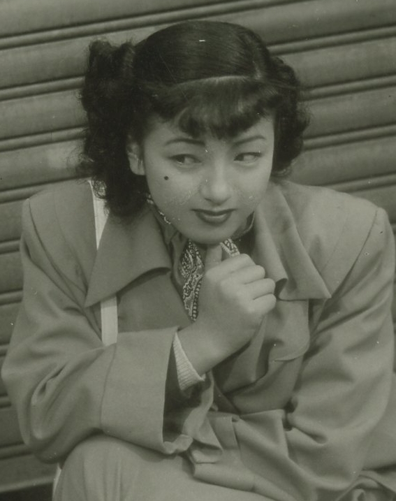 Ayuko Saijō in Joyū to meitantei (女優と名探偵) directed by Yūzō Kawashima - 1950