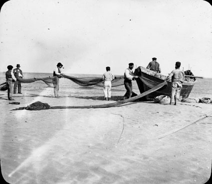 Fonds Trutat - Photographie ancienne
Cote : TRU C 592
Localisation : Fonds ancien (S 30) 
Original non communicable
Titre : Pêcheurs à Saint-Jean-de-Luz, Pyrénées-Atlantiques
Auteur : Trutat, Eugène
Rôle de l’auteur : Photographe
Lieu de création : Saint-Jean-de-Luz (Pyrénées-Atlantiques)
Date de création :  1859-1910 [entre]
Mesures : : 9 x 10 cm 
Mot(s)-clé(s) : 
-- Océan -- Bord de mer -- Pêcheur -- Pêche -- Barque -- Filet -- Plage -- Sable -- Homme
-- Saint-Jean-de-Luz (Pyrénées-Atlantiques) -- Saint-Jean-de-Luz (Pyrénées-Atlantiques ; canton) -- Aquitaine (France) -- Atlantique (océan) -- Pays Basque (France)
-- 19e siècle, 2e moitié -- 20e siècle, 1e quart
Médium : Photographies -- Positifs sur plaque de verre -- Noir et blanc -- Paysages 

Bibliothèque de Toulouse. Domaine public