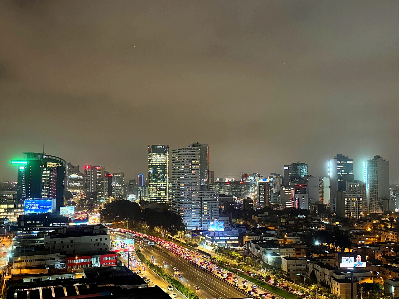 Vista panorámica del Distrito de San Isidro desde Santa Catalina en La Victoria, Lima Peru.