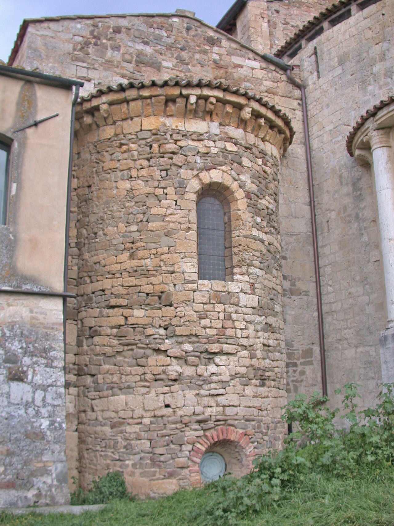 Italia, Toscana, provincia di Siena, Montalcino, Abbazia di Sant'Antimo, "Cappella carolingia", abside (esterno).