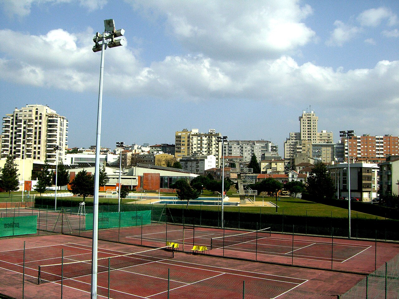 Complexo de piscinas e campos de ténis