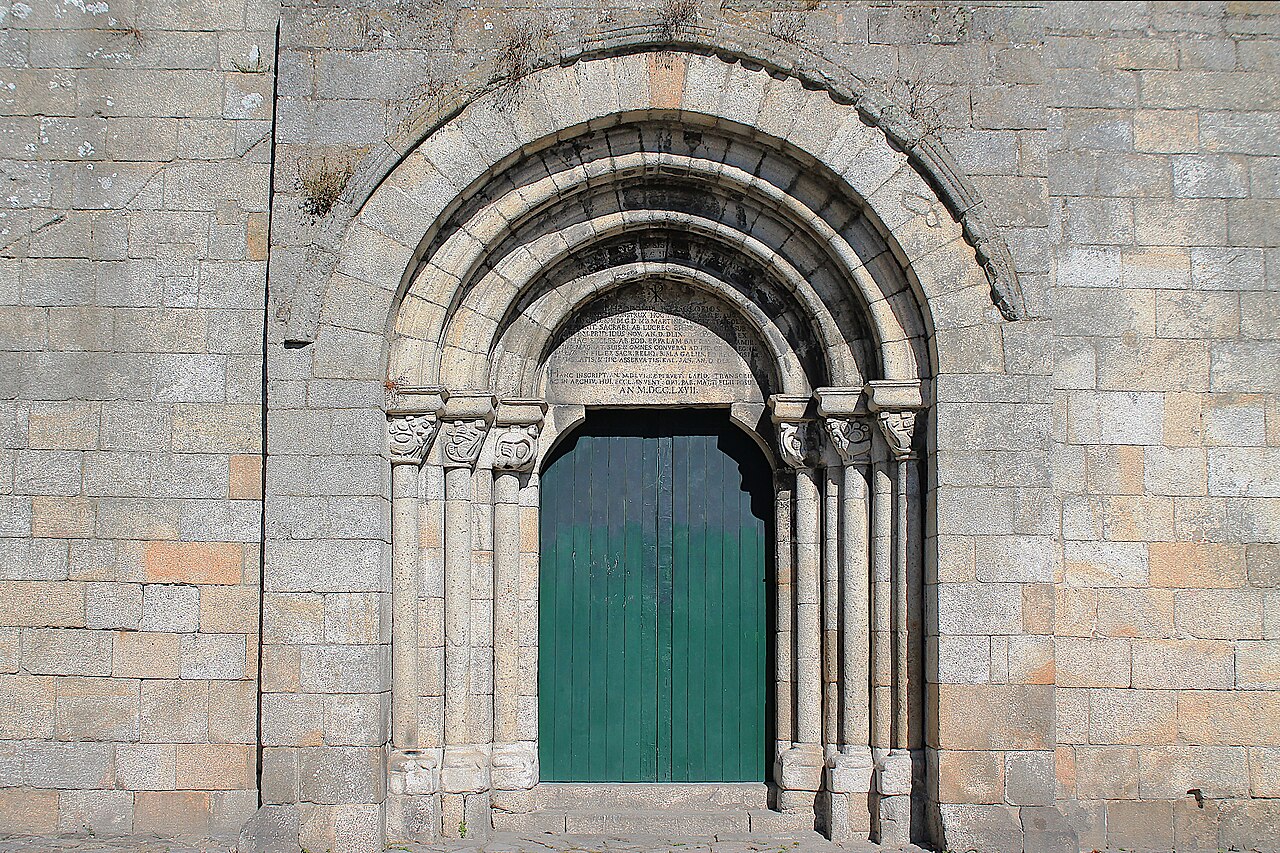 Main entrance door of Igreja de São Martinho de Cedofeita